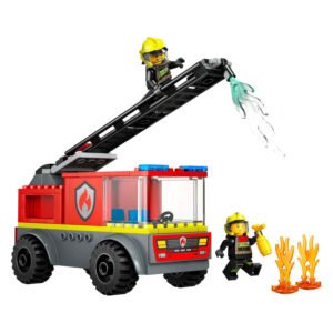LEGO brandweerauto met spuitende slang en minifiguren in actie