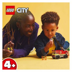 Moeder en kind spelen met LEGO City brandweerwagen speelset