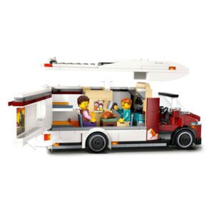 Binnenkant van LEGO City camper 60454 met minifiguren aan tafel en open dak