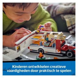 Jongen speelt met LEGO City camper en ontwikkelt creativiteit
