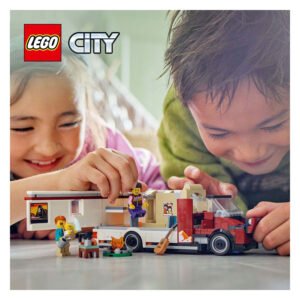 Twee kinderen spelen samen met LEGO City camper en minifiguren