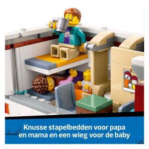 LEGO City camper met stapelbedden en minifiguren in interieur