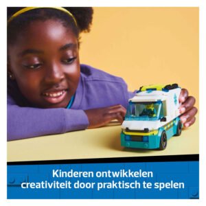 Kind ontwikkelt creativiteit door te spelen met LEGO City ambulance