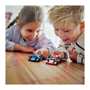 Kinderen racen met LEGO Formule City 1 auto's op houten tafel