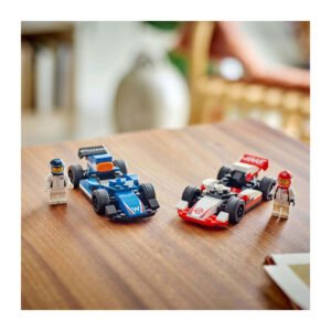 LEGO City Formule 1 racewagens met minifiguren op houten tafel