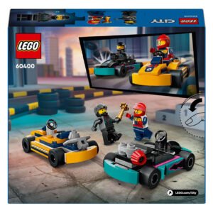 Achterkant doos van LEGO City set 60400 met raceauto's en podium