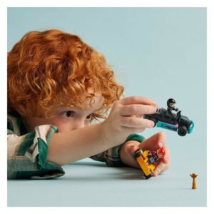 Kind speelt met LEGO raceauto's op een blauwe ondergrond