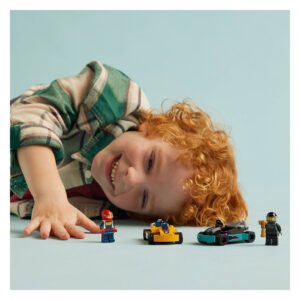 Lachend kind met LEGO raceauto's en minifiguren