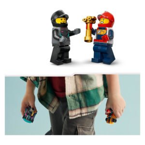Kind houdt LEGO racewagens in beide handen vast
