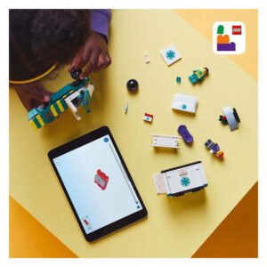 Kind bouwt LEGO City ambulance met hulp van digitale instructies op tablet
