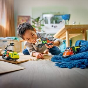 Kind speelt met LEGO City voertuigen in woonkamer