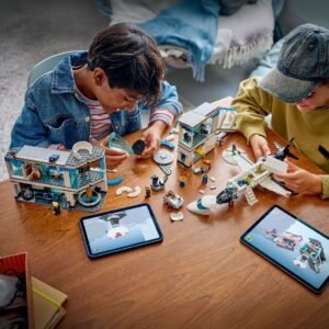 Twee kinderen bouwen LEGO City vliegveld en vliegtuig met tablets