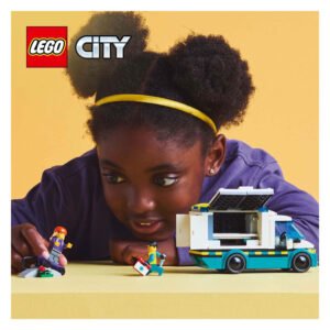Meisje speelt met LEGO City ambulance en twee minifiguren