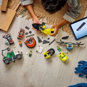 LEGO City set in aanbouw met onderdelen verspreid op vloer