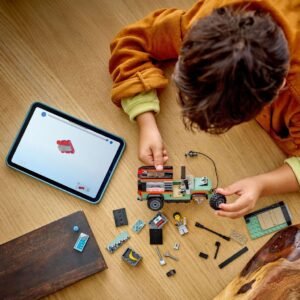 Bouwproces van LEGO City terreinwagen met tablet en losse onderdelen