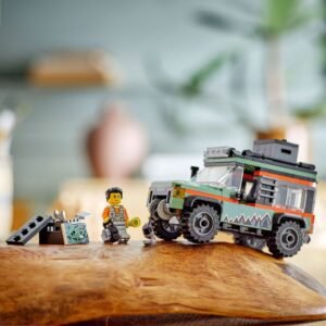 LEGO City terreinwagen met minifiguur en gereedschapskist op houten ondergrond