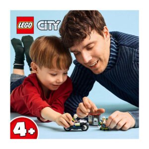 Vader en zoon spelen samen met LEGO City politie set