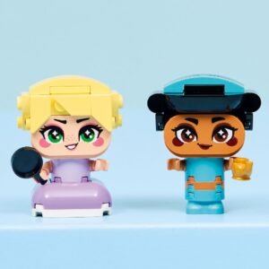LEGO Disney mini-figuren van Rapunzel en Jasmine op een blauwe achtergrond