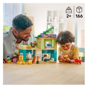 Peuter speelt met LEGO DUPLO 3-in-1 Modern Woonhuis en gezinsfiguren