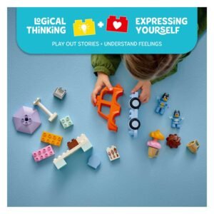 Kind speelt met LEGO DUPLO Bluey ijstripspeelset met kleurrijke bouwstenen