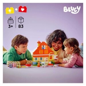 Moeder en kinderen spelen samen met LEGO DUPLO Bluey huis op paarse ondergrond