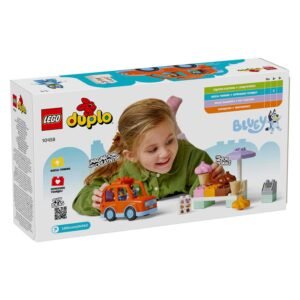 Kind speelt met LEGO DUPLO Bluey set op verpakking achterzijde