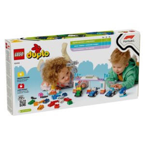 Kinderen spelen met LEGO DUPLO F1 set 10445 op de vloer op verpakking achterkant
