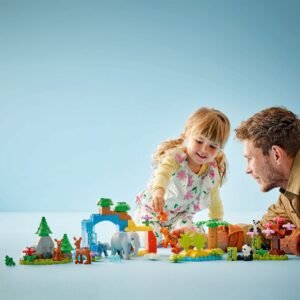 Kind en ouder spelen samen met LEGO DUPLO jungle dieren bouwset