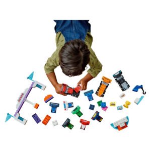 Bovenaanzicht van kind dat LEGO DUPLO raceauto’s in elkaar zet