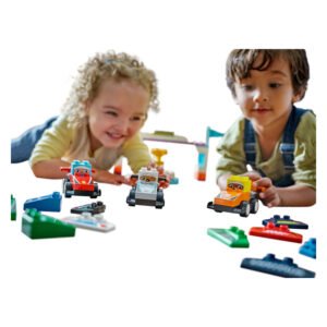Twee kinderen spelen samen met kleurrijke LEGO DUPLO raceauto’s op de vloer