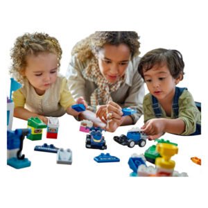 Ouder en twee kinderen bouwen samen met LEGO DUPLO raceonderdelen