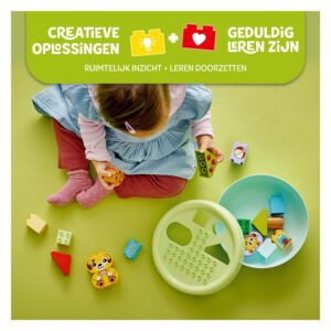Peuter sorteert kleurrijke DUPLO blokken op groene ondergrond