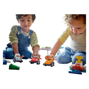 Jongen en meisje racen met LEGO DUPLO auto's tijdens fantasierijk spel