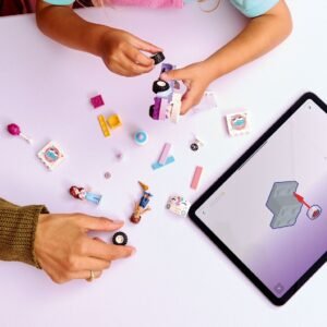 Kind bouwt LEGO Friends set met hulp van digitale bouwinstructies op tablet
