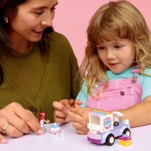 Moeder en kind spelen samen met LEGO Friends Unicorn Cake Delivery set