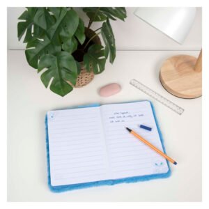 Open blauw Stitch dagboek op bureau met pen, plant en bureaulamp