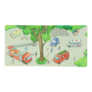 Kinderen kijken toe hoe brandweer een kat uit de boom redt met ladderwagen in een park.