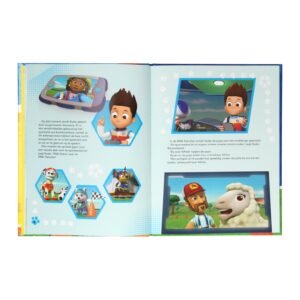 Binnenpagina's van PAW Patrol boek met Ryder en de pups tijdens hun sportieve missie.