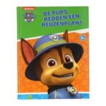 Voorkant van het PAW Patrol boek "De pups redden een reuzenplant" met grote afbeelding van Chase Voorleesboek De Pups Redden een Reuzenplant PAW Patrol