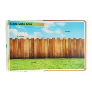 Kleurenboek met illustratie van blauwe lucht, groene weide en bruine schutting