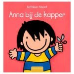 Voorkant van het kinderboek Anna bij de kapper met illustratie van Anna met schaar Anna Bij De Kapper