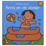 Voorkant van Anna en de zomer kinderboek met meisje in opblaaszwembad en strandbal Anna En De Zomer