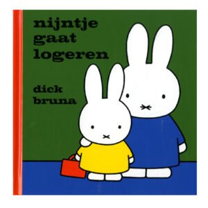 Boekcover Nijntje gaat logeren van Dick Bruna met moeder en koffertje Nijntje Gaat Logeren