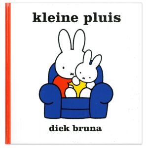 Boekomslag Kleine Pluis van Dick Bruna met Nijntje in blauwe stoel Kleine Pluis