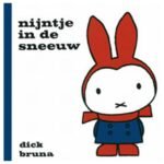 oekomslag van Nijntje in de sneeuw van Dick Bruna met nijntje in rode winterkleding Nijntje In De Sneeuw