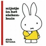 Boekomslag Nijntje in het ziekenhuis van Dick Bruna met nijntje in gele jurk Nijntje In Het Ziekenhuis