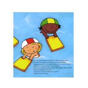 Kinderen oefenen met zwemplank tijdens zwemles in het zwembad