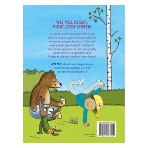 Achterkant van kinderboek met beer, konijn en kind die lezen en buitenspelen