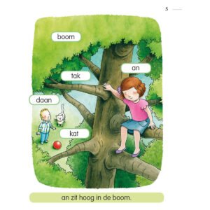 Meisje klimt in boom met woorden als tak, boom en kat, uit AVI Start boek.