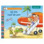 Kinderen stappen uit vliegtuig op zonnig eiland met palmbomen – boekcover Op reis naar de zon zin om te lezen! - op reis naar de zon